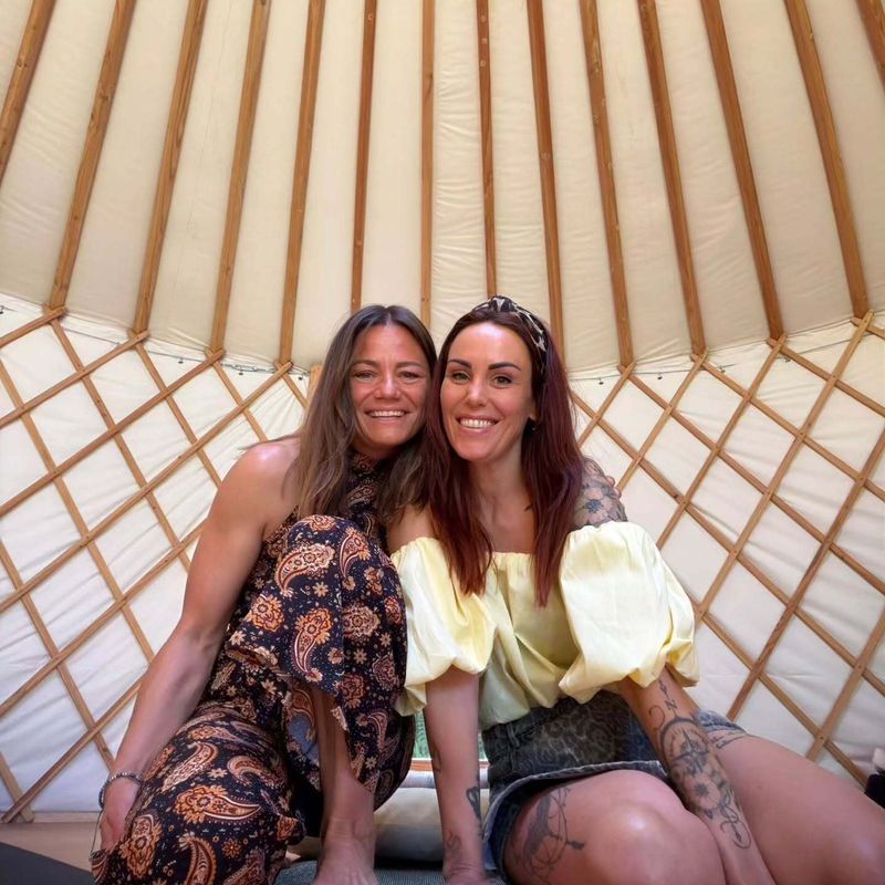 Twee ademcoaches samen in de yurt na een ademcirkel